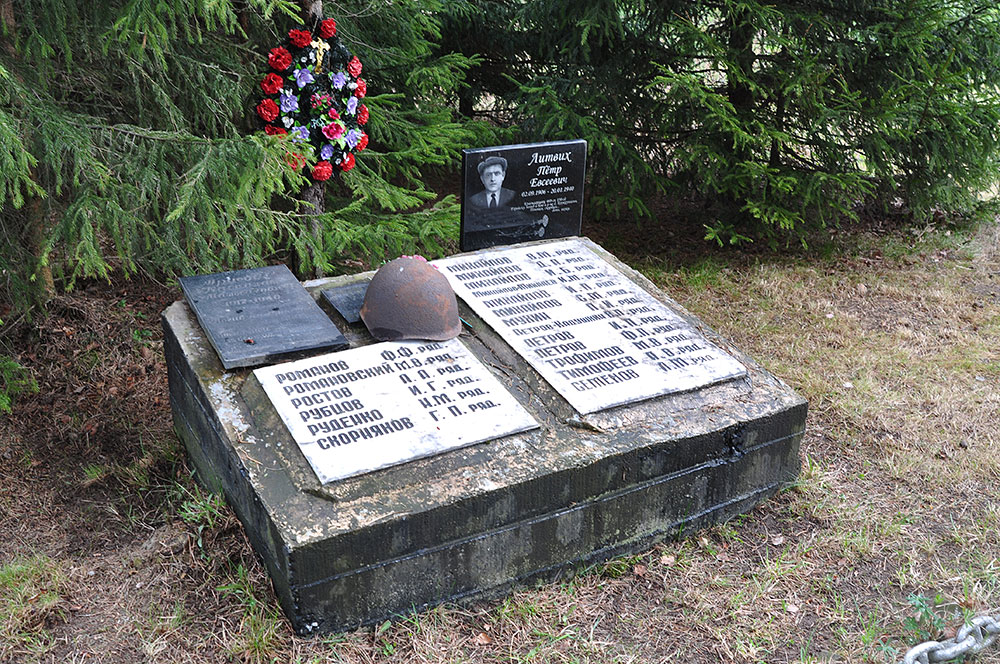 Братская могила советских воинов в Соловьево