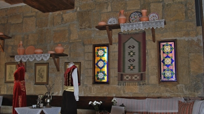 Убранство кафе в башне гезлёвских ворот
