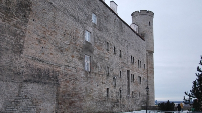 Северная стена замка с башней Ландскроне