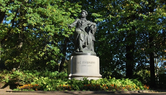 Памятник поэту в Пушкинских Горах