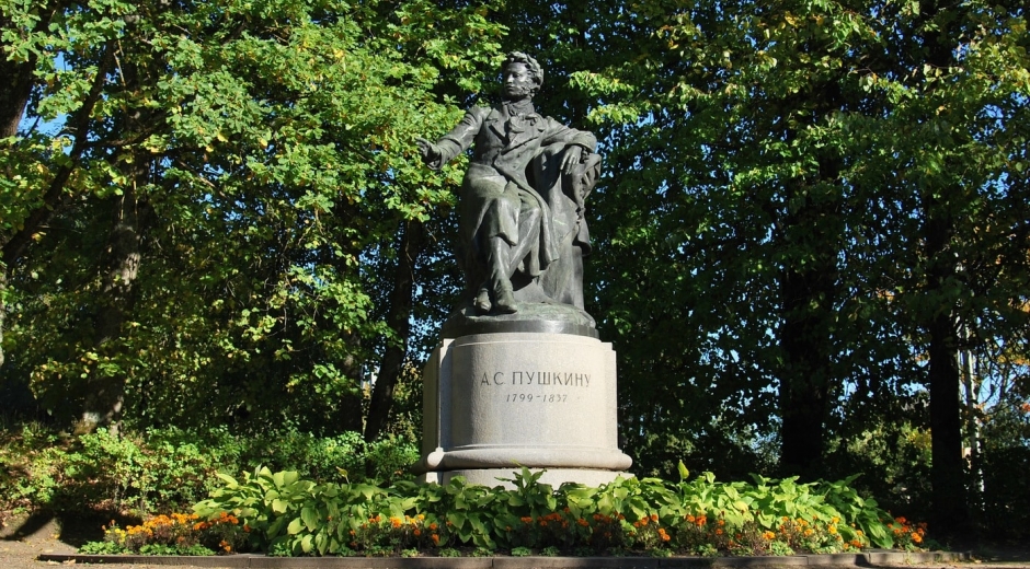 Памятник поэту в Пушкинских Горах